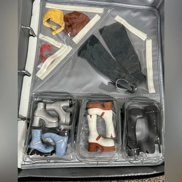 Bratz carrying case with dolls and accessories!!!